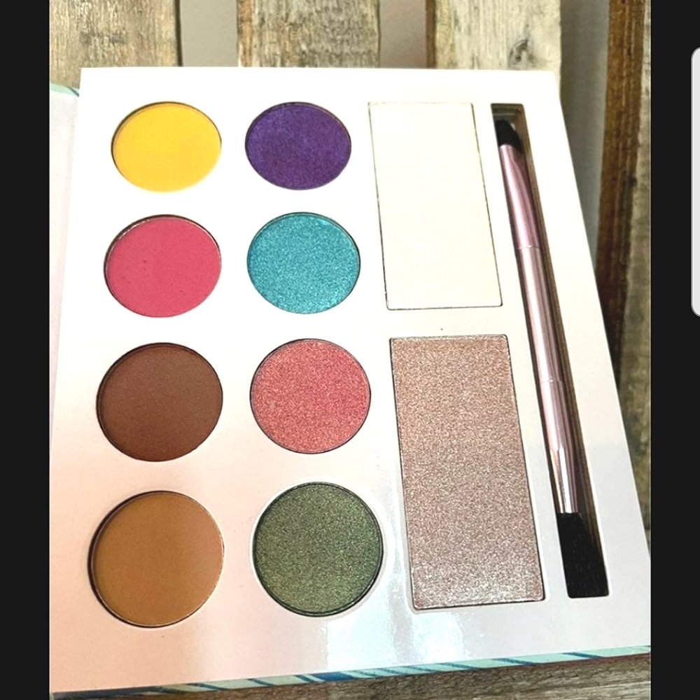 MOODS EYESHADOW PALETTE BY LAURA SANCHEZ NWT!